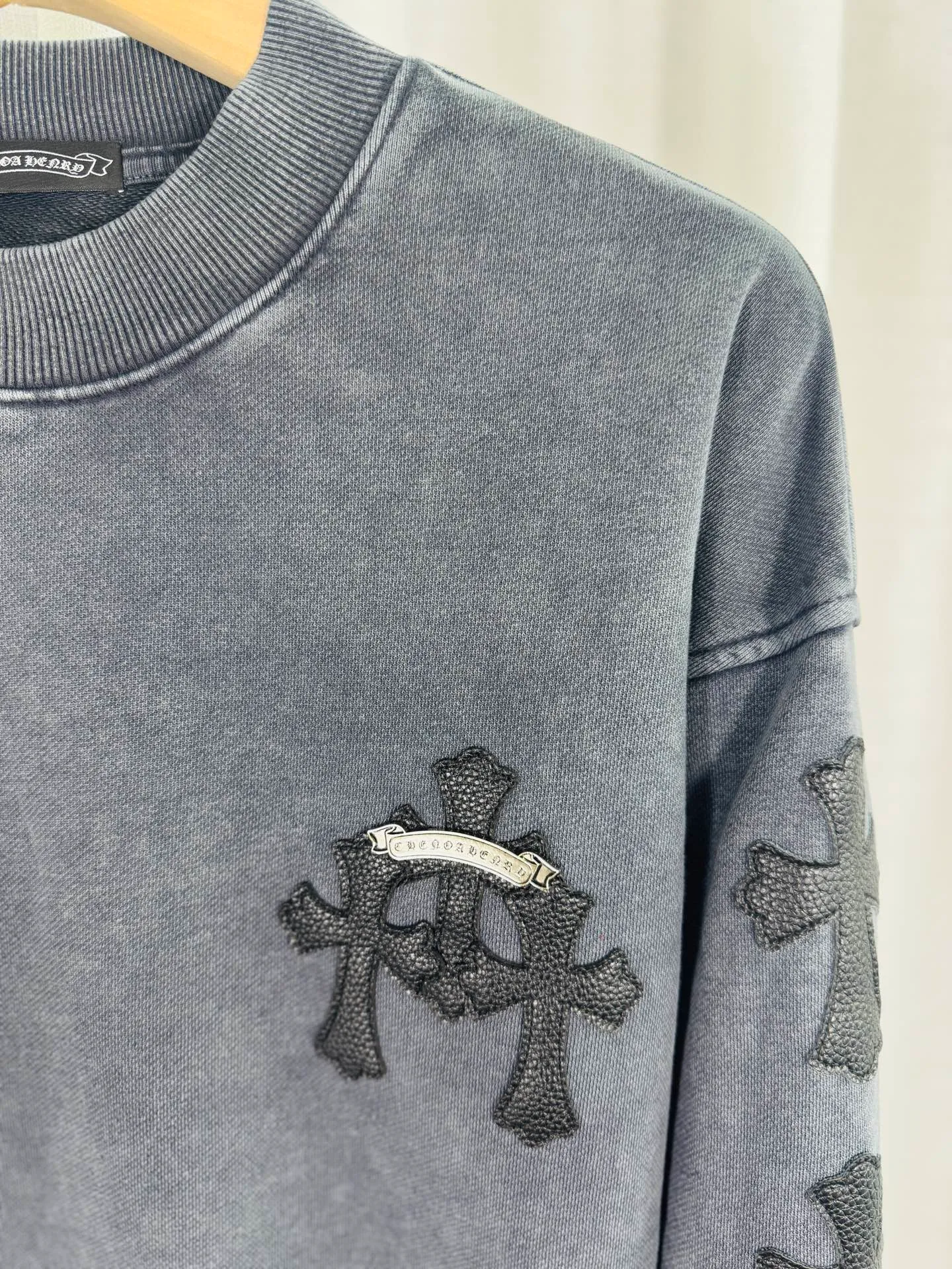P270 top version, real shot without P, ​​different from market currency) 𝗖𝗵𝗿𝗼𝗺𝗲 𝗛𝗲𝗮𝗿𝘁𝘀/Cro Heart 2025 Washed Leather Embroidery Autumn and Winter New Original Single Counter American Laser Burnt 3D Three-dimensional Color Embroidered Couple Casual Sweater 👑The highest version! Customized fabric 420g tripe terry fabric! American acid-washed and distressed original fabric, laser burnt pattern ✟Skin embroidery, exquisite embroidery of letters! The best-selling model in the counter, very comfortable to wear. Accessories: original molded and authenticated collar label➕100% silk wash label. Genuine purchase-grade original hangtag➕matching hanging rope➕3D hanging beads➕original packaging bag. Craftsmanship: The original version has consistent wiring! The highest version of the armhole matching technique! Color: Gray Black Size: S M L XL Style No.: 9314